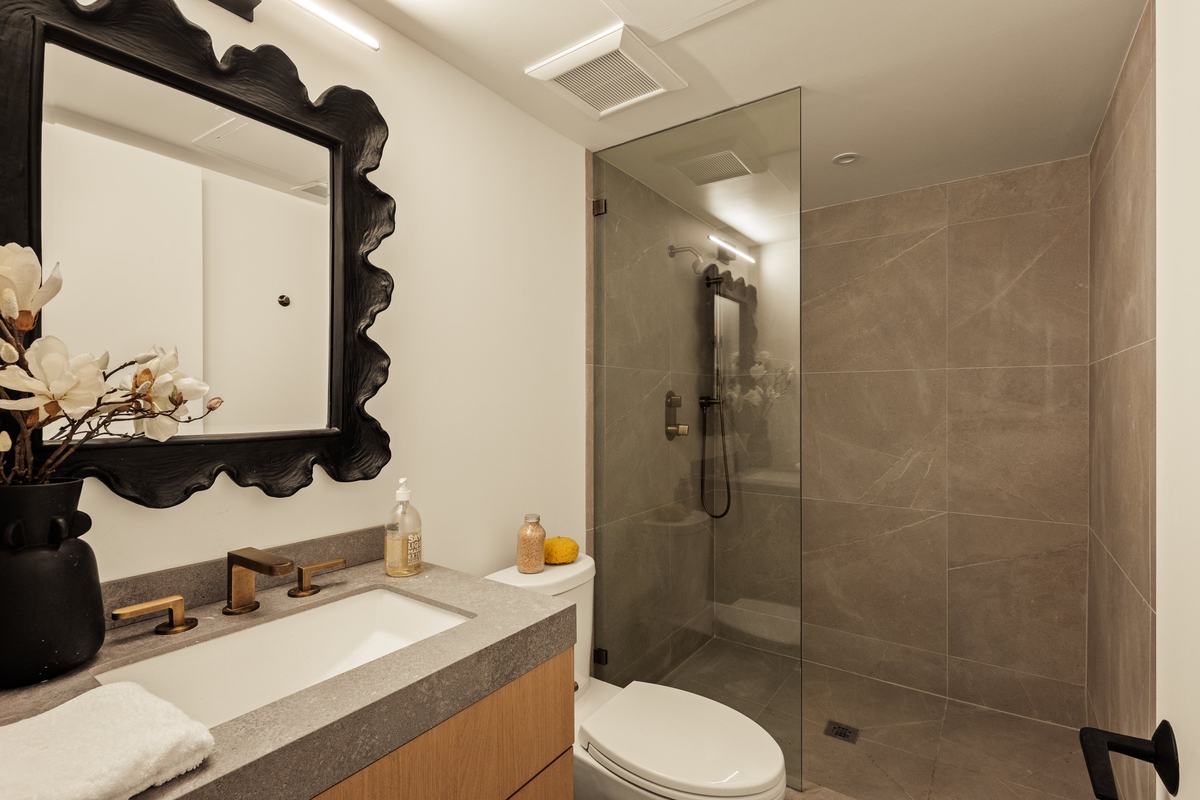 929 Hilldale Avenue, West Hollywood, CA 90069: Bath with sculptural mirror
