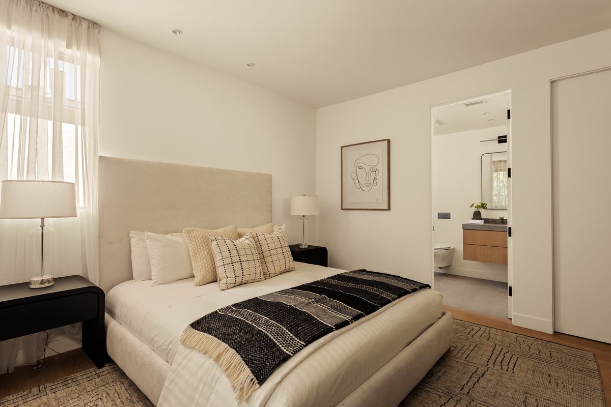929 Hilldale Avenue, West Hollywood, CA 90069: Bedroom with lounge chair