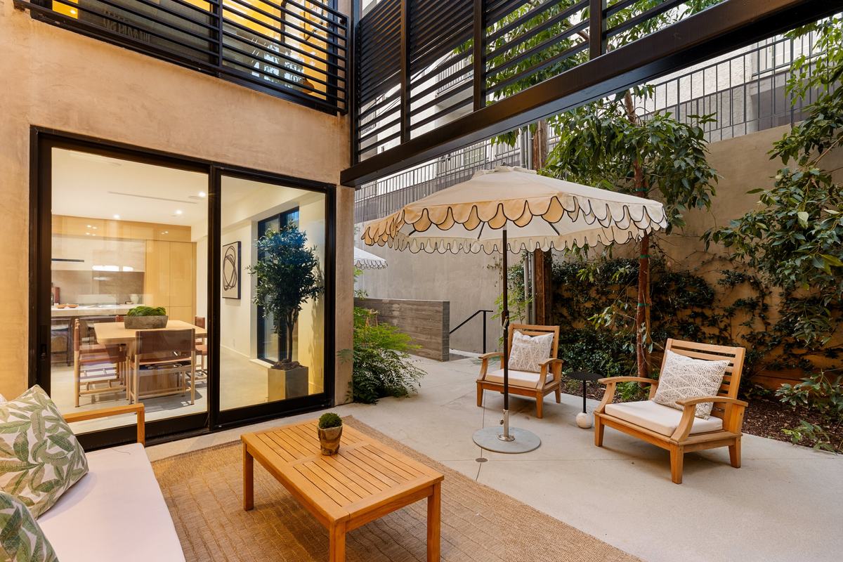 929 Hilldale Avenue, West Hollywood, CA 90069: Courtyard at dusk, opening to the dining room