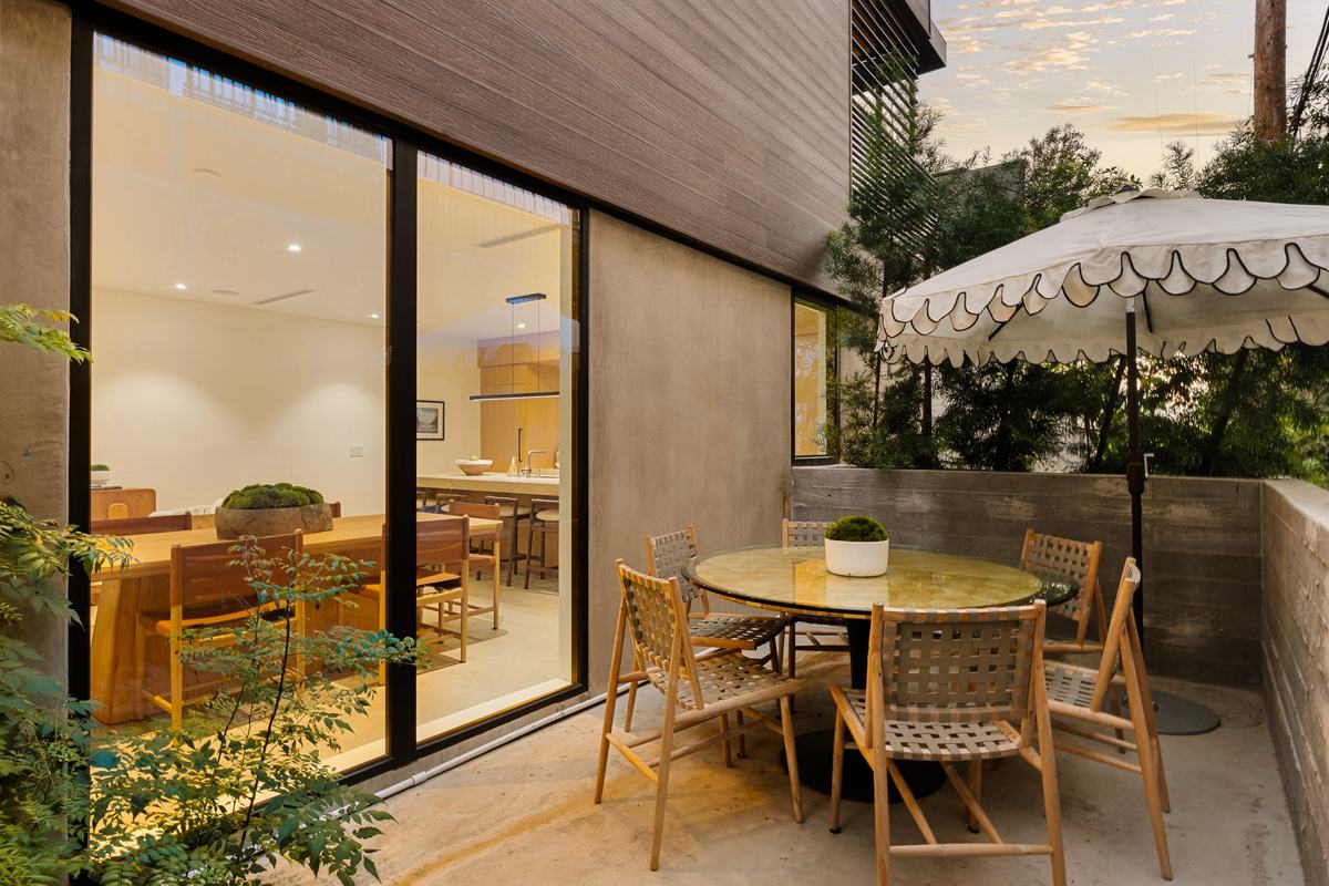 929 Hilldale Avenue, West Hollywood, CA 90069: Courtyard dining at dusk