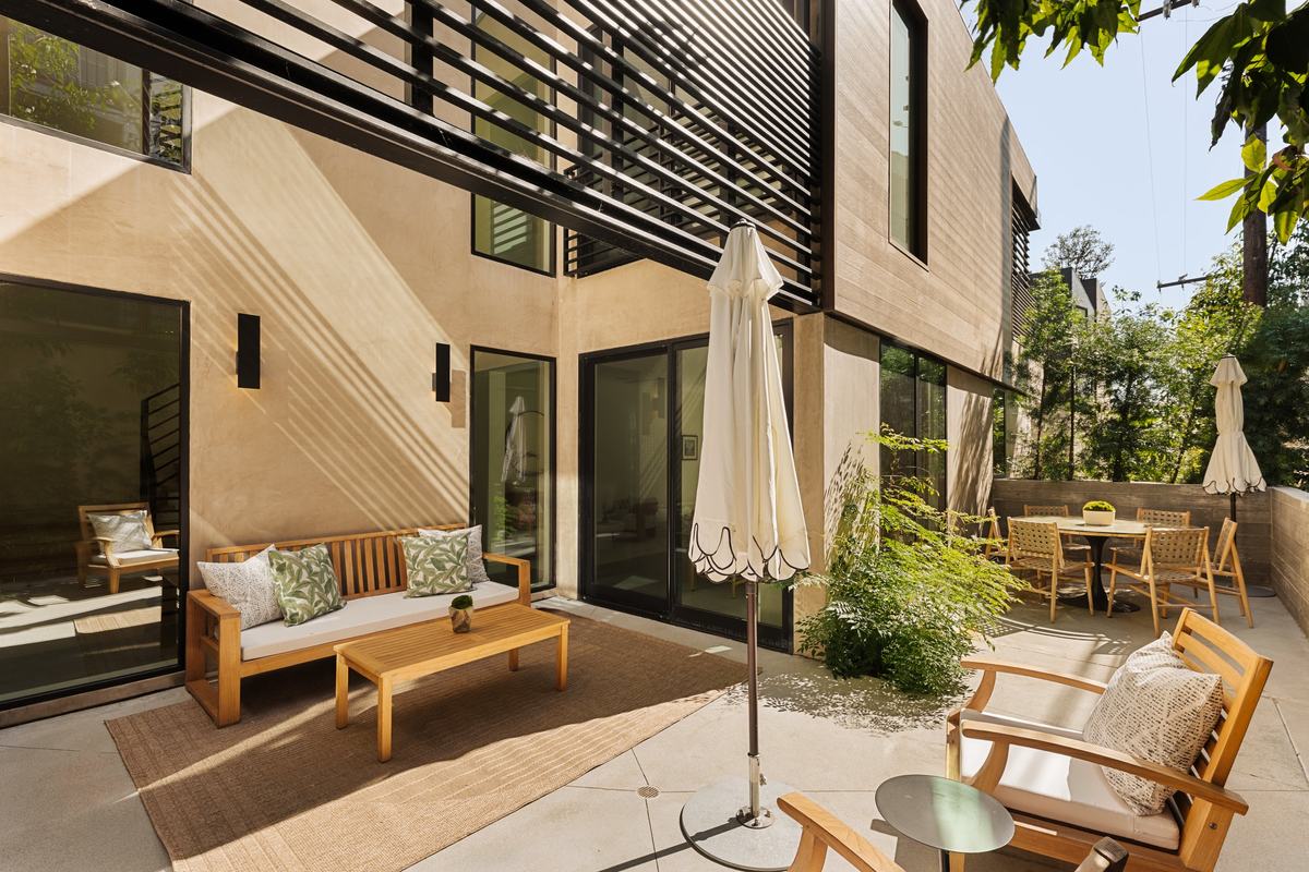 929 Hilldale Avenue, West Hollywood, CA 90069: Courtyard lounge seating