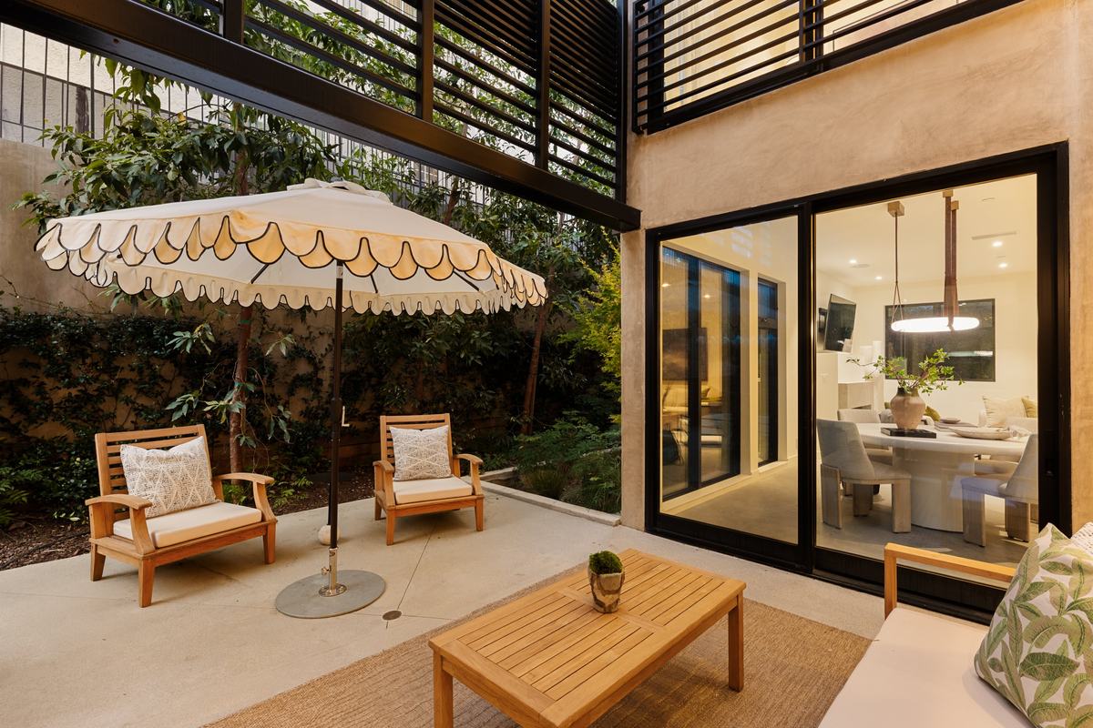 929 Hilldale Avenue, West Hollywood, CA 90069: Courtyard lounge at dusk