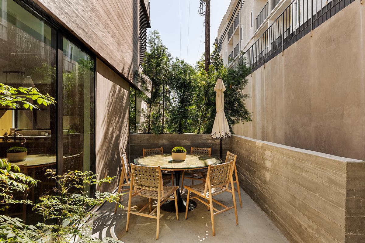 929 Hilldale Avenue, West Hollywood, CA 90069: Courtyard dining beside the glass doors