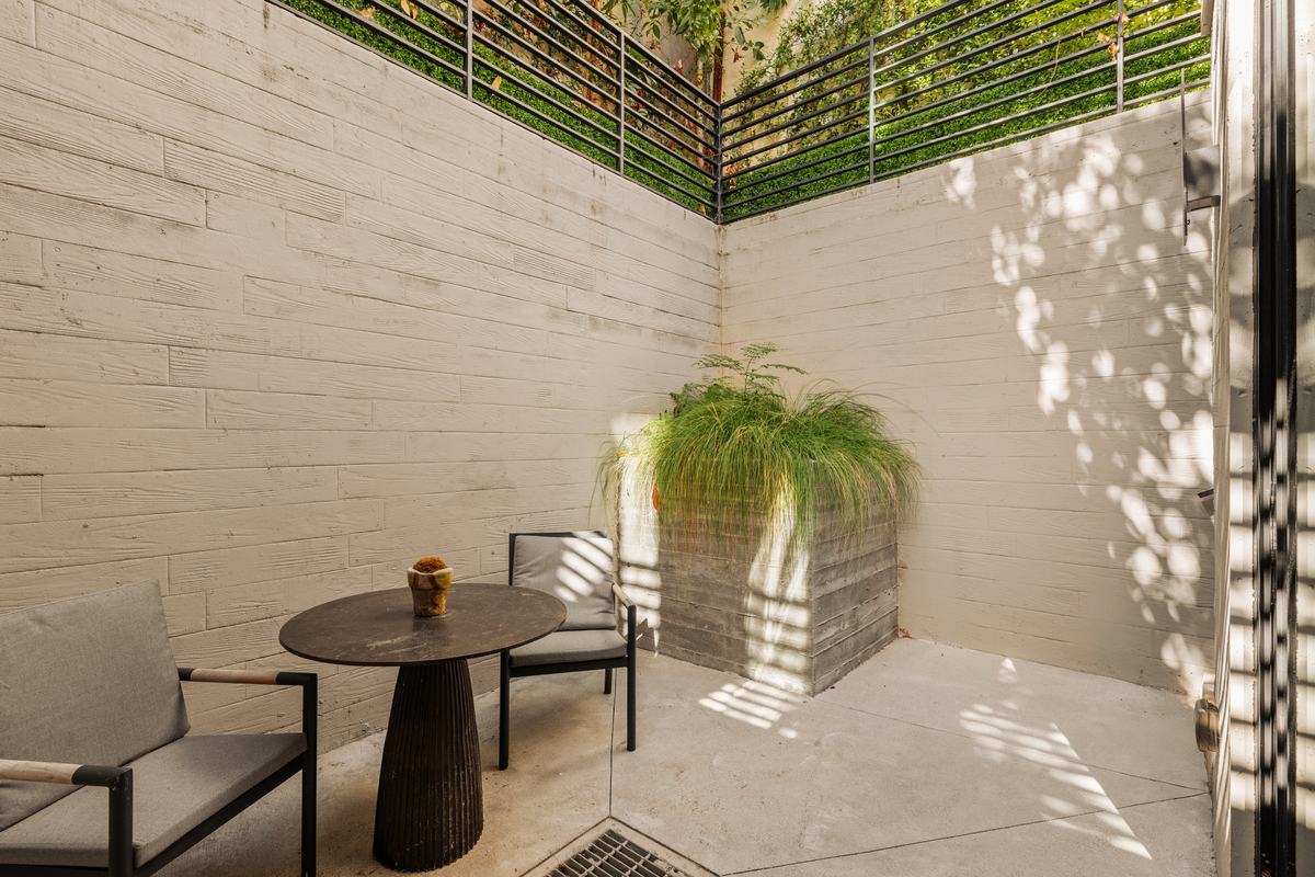 929 Hilldale Avenue, West Hollywood, CA 90069: Courtyard seating area