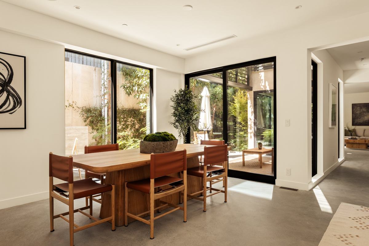 929 Hilldale Avenue, West Hollywood, CA 90069: Dining table beside the courtyard doors