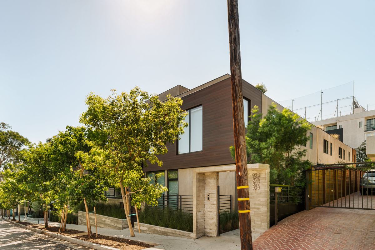 929 Hilldale Avenue, West Hollywood, CA 90069: Gated entry along a planted walkway