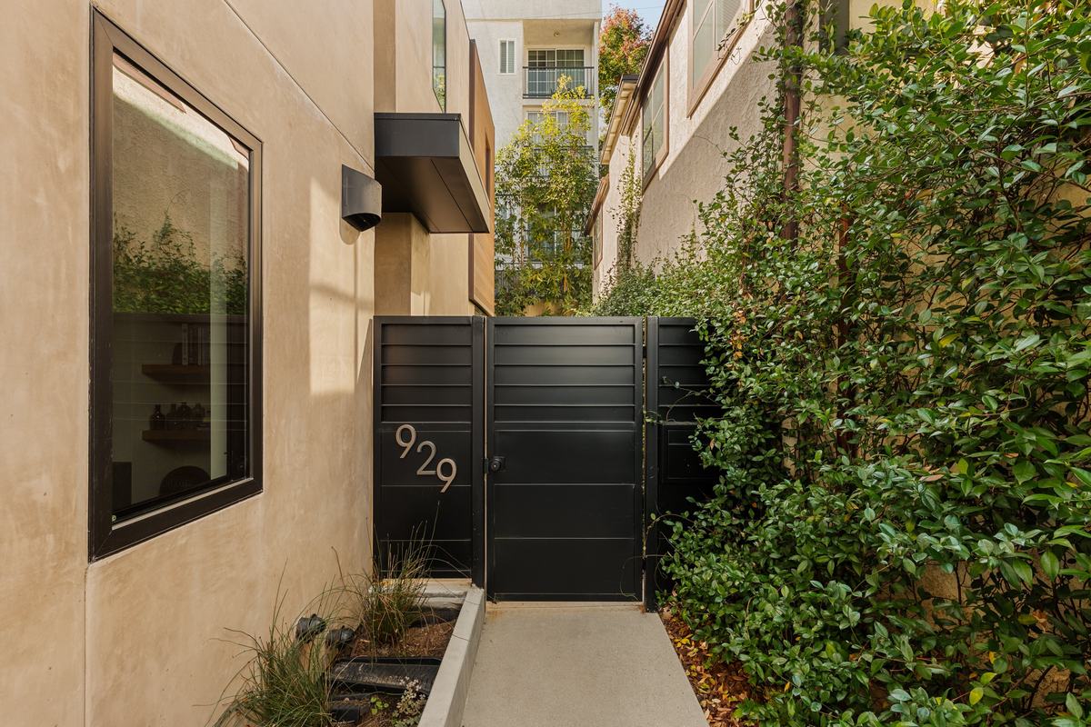 929 Hilldale Avenue, West Hollywood, CA 90069: Side path to the entry