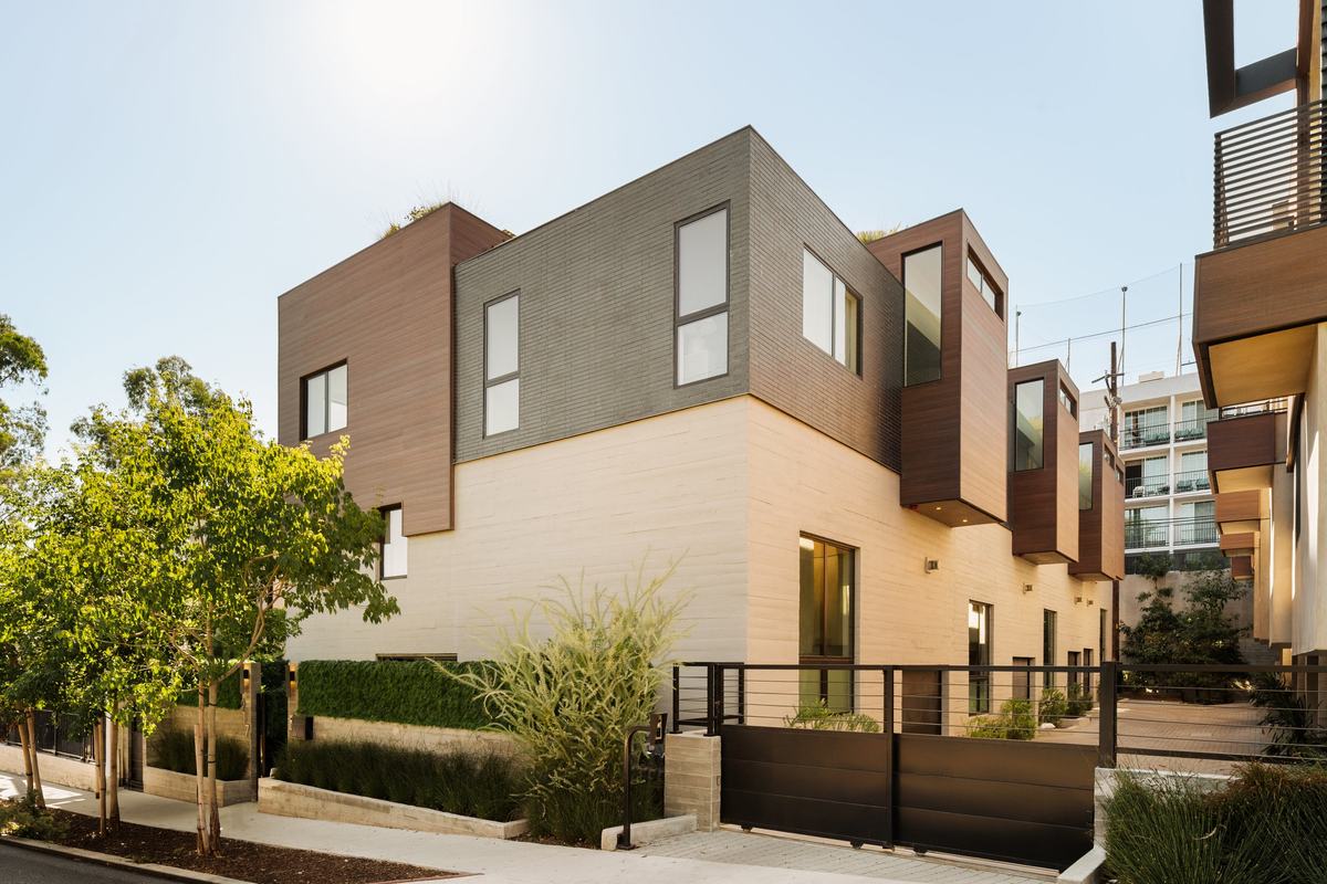 929 Hilldale Avenue, West Hollywood, CA 90069: Facade in wood and smooth plaster