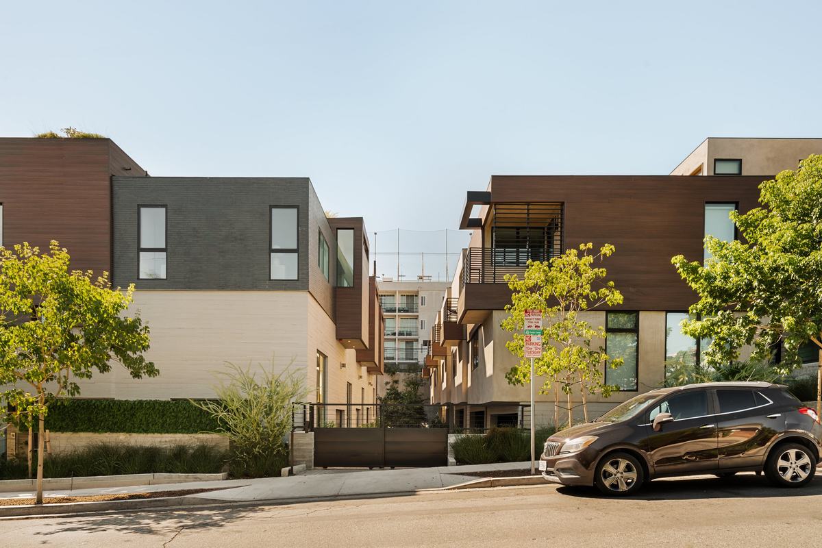 929 Hilldale Avenue, West Hollywood, CA 90069: The residences from the street