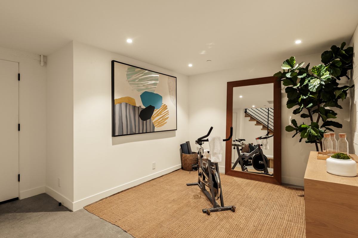 929 Hilldale Avenue, West Hollywood, CA 90069: Flex space set up as a gym