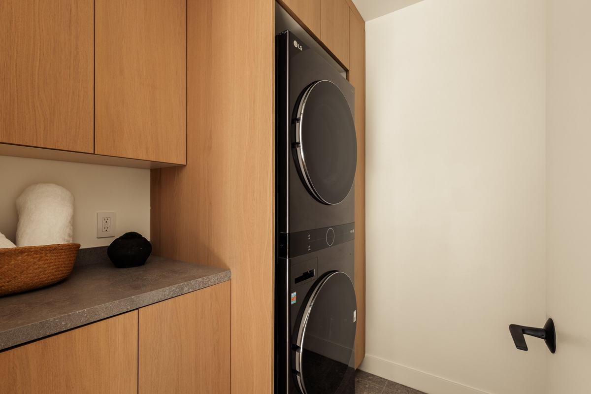 929 Hilldale Avenue, West Hollywood, CA 90069: Laundry