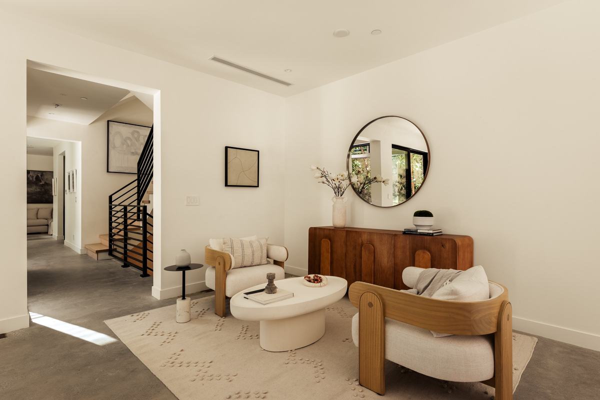 929 Hilldale Avenue, West Hollywood, CA 90069: Living room seating