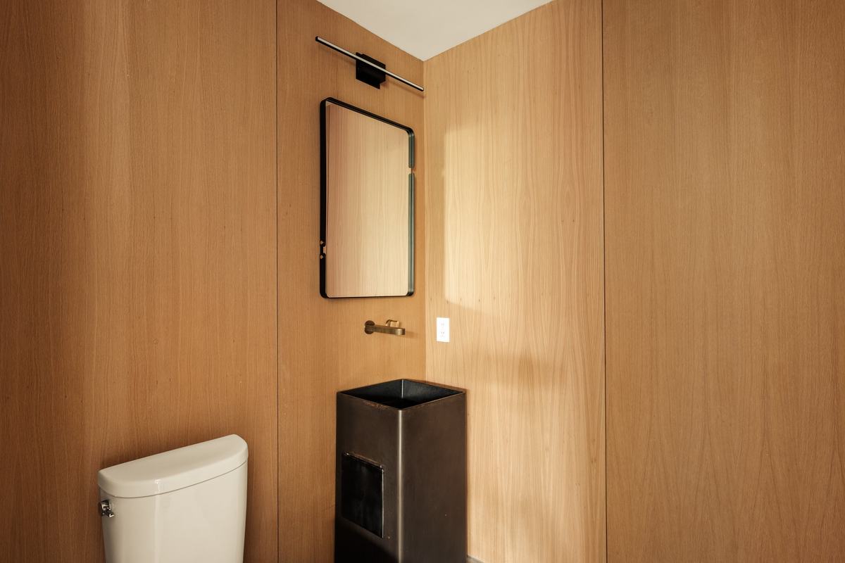 929 Hilldale Avenue, West Hollywood, CA 90069: Powder room