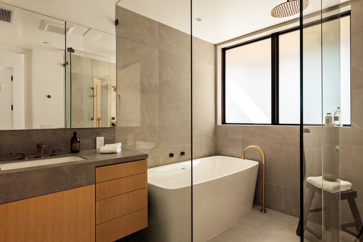 929 Hilldale Avenue, West Hollywood, CA 90069: Primary bath wet room with freestanding tub