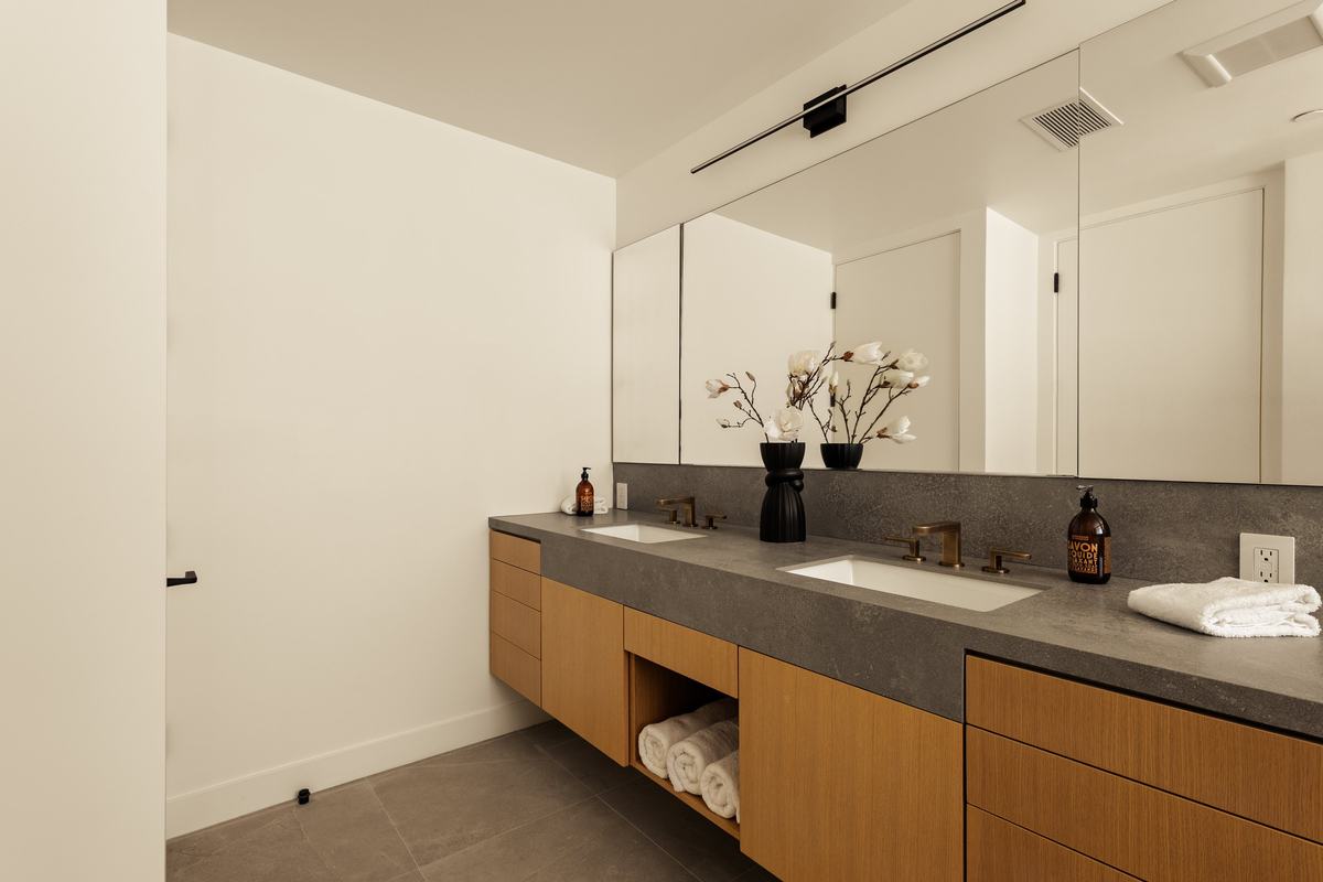 929 Hilldale Avenue, West Hollywood, CA 90069: Primary bath vanity
