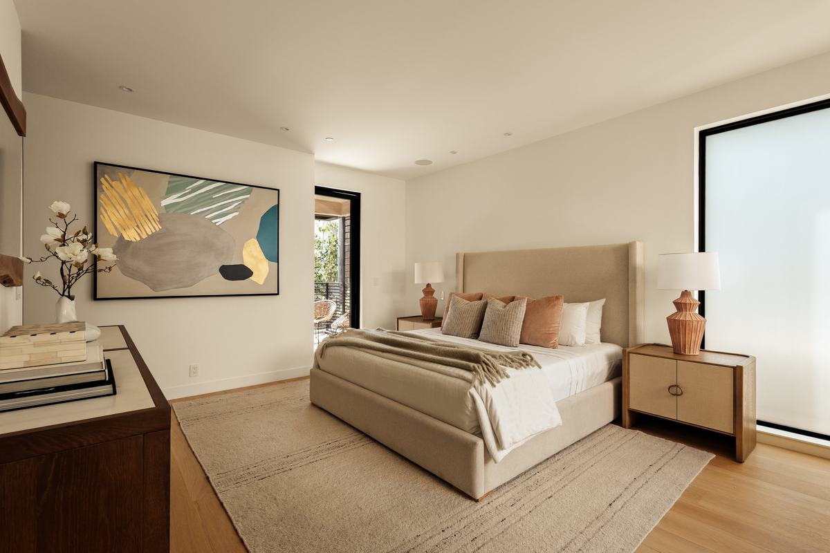 929 Hilldale Avenue, West Hollywood, CA 90069: Primary bedroom with sitting area