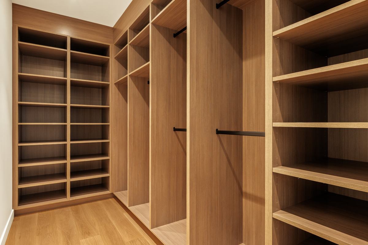 929 Hilldale Avenue, West Hollywood, CA 90069: Primary walk-in closet