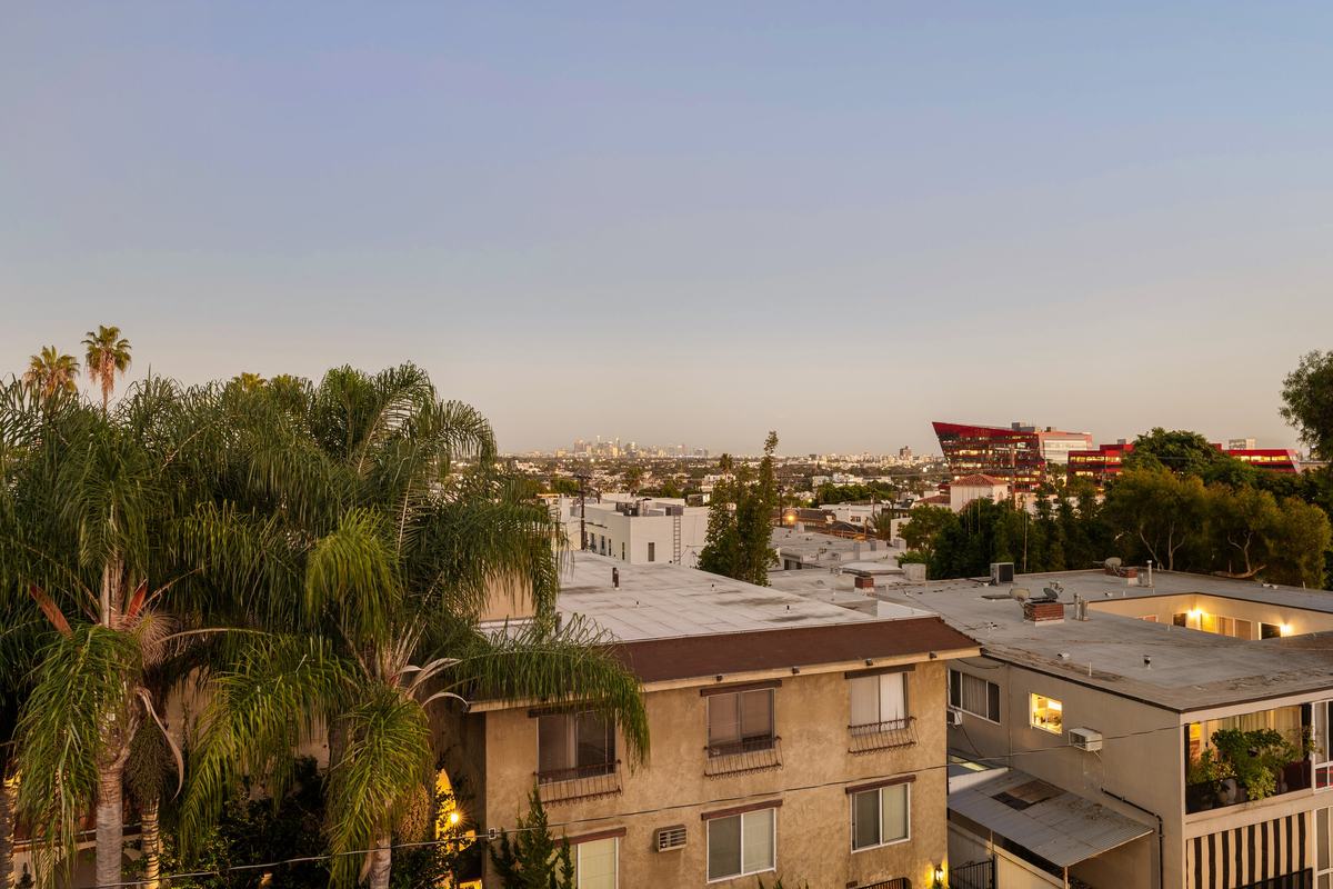 929 Hilldale Avenue, West Hollywood, CA 90069: West Hollywood at dusk